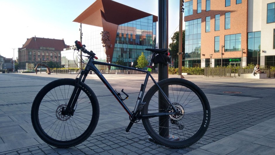 na zdjęciu rower na tle Centrum Handlowego FORUM w Gdańsku
