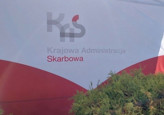 na zdjęciu flaga z logo KAS