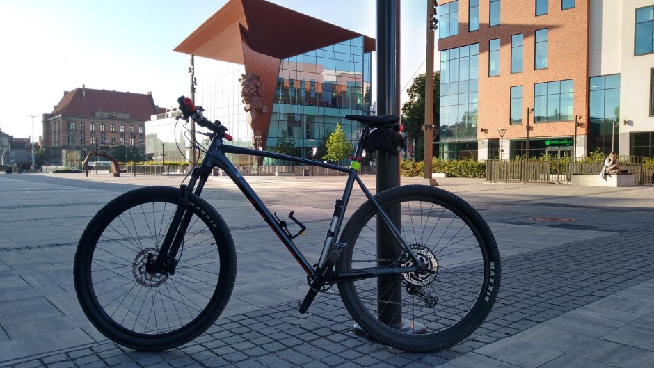 na zdju0119ciu rower na tle Centrum Handlowego FORUM w Gdau0144sku