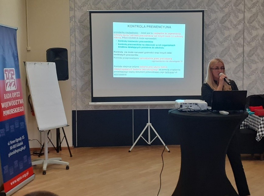 na zdju0119ciu nadinspektor pracy Anna Boba prowadzi szkolenie